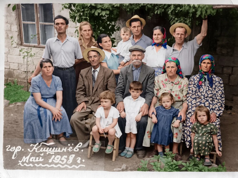 Fotografie de grup 1958 — restaurată și colorată