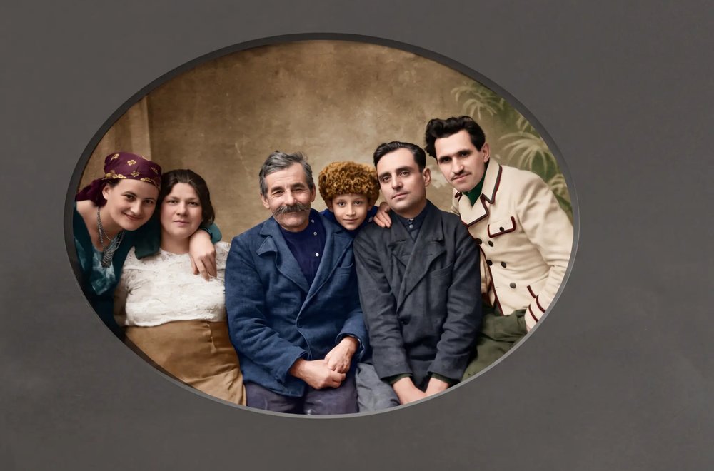 Portret oval de familie — restaurat și colorat