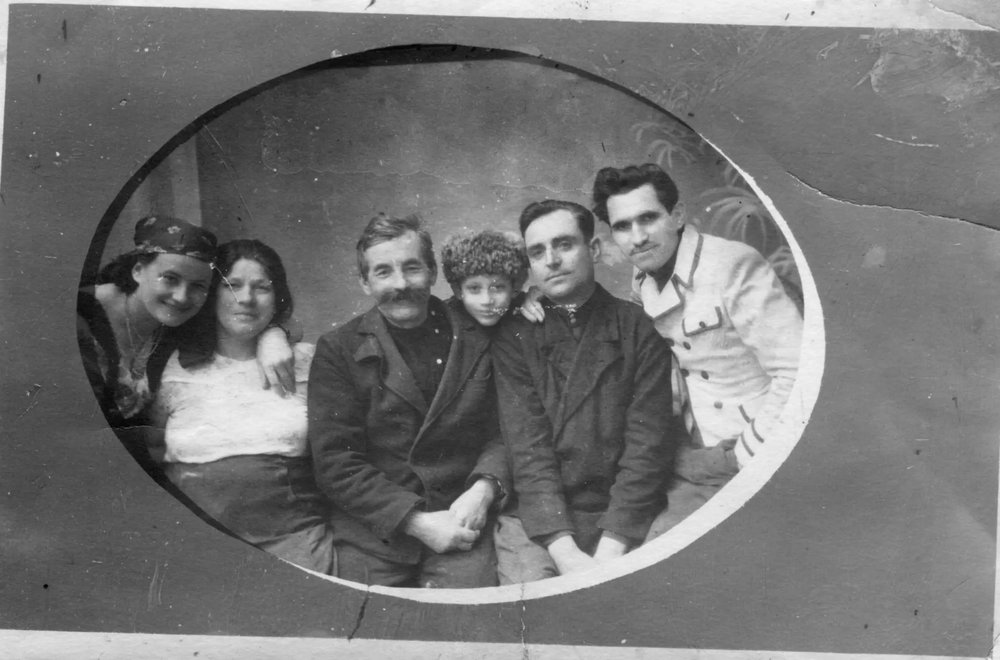 Portret oval de familie — înainte de restaurare