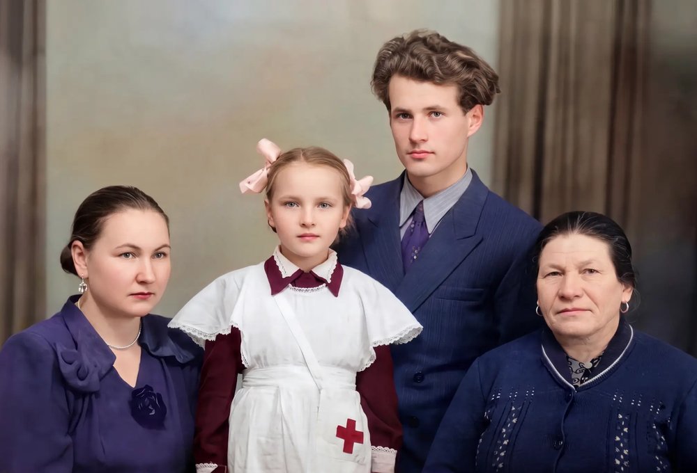 Portret de familie — restaurat și colorat