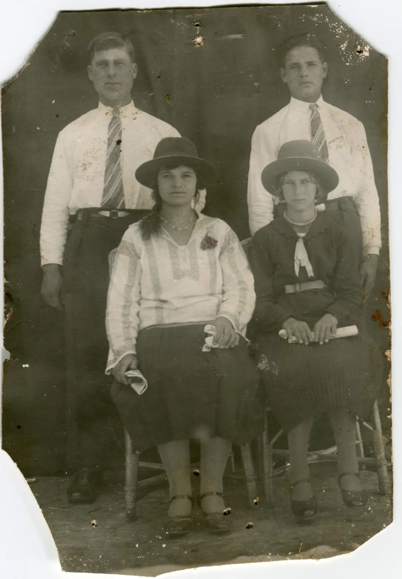 Fotografie veche deteriorată — înainte de restaurare